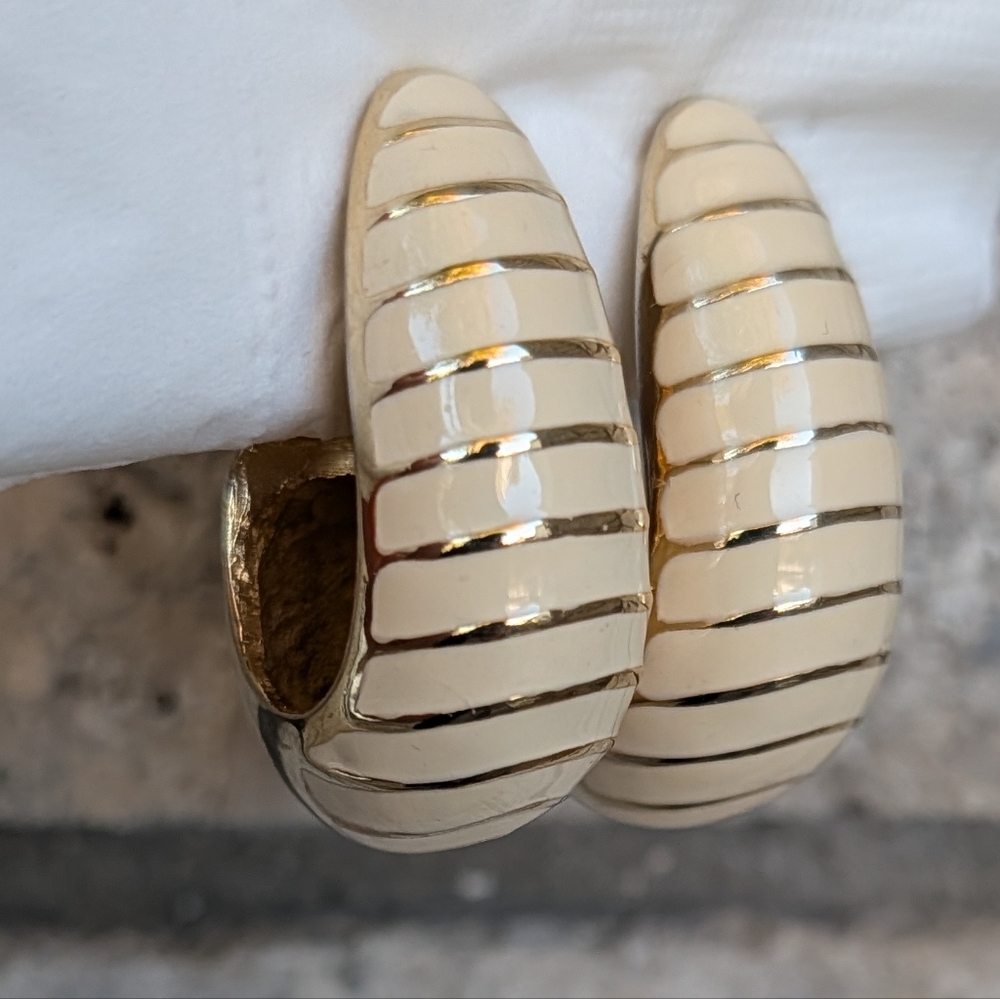 Vintage Chunky Shell Enamel Clip On Earrings Gold Tone Ivory Stripe Beach